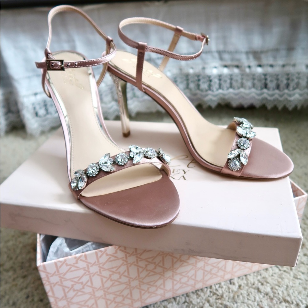 NIB Jewel by Badgley Mischka Blush Satin Strappy Heels 9